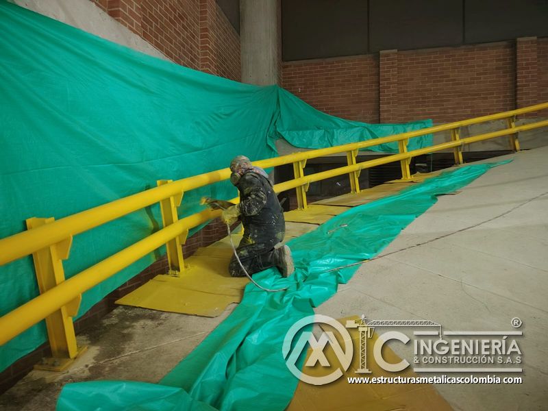 Barandas amarillas de seguridad para rampas de parqueadero concreto en Bogotá, Colombia. Montajes, Ingeniería y Construcción MIC SAS.