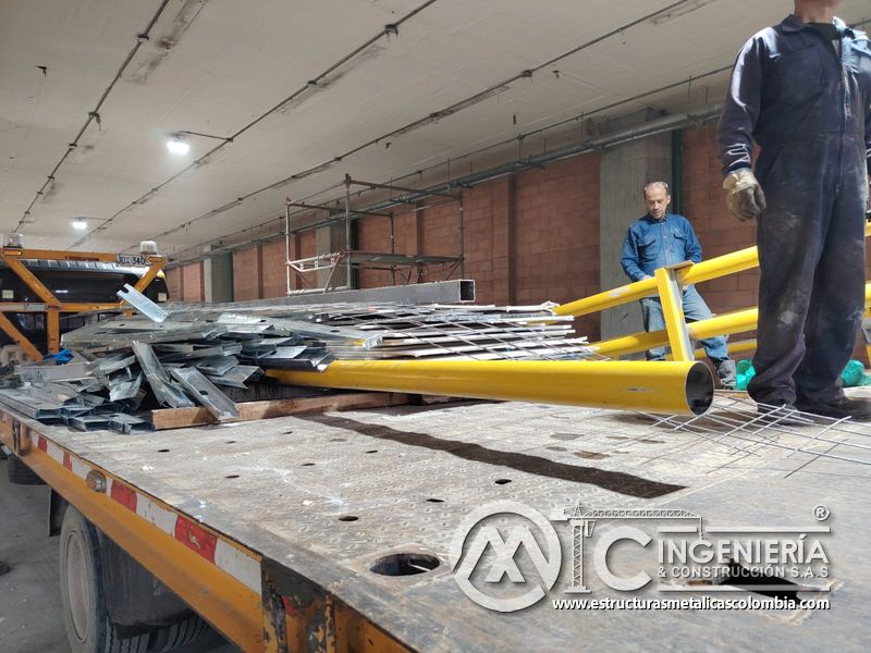 Barandas amarillas de seguridad para rampas de parqueadero concreto en Bogotá, Colombia. Montajes, Ingeniería y Construcción MIC SAS.