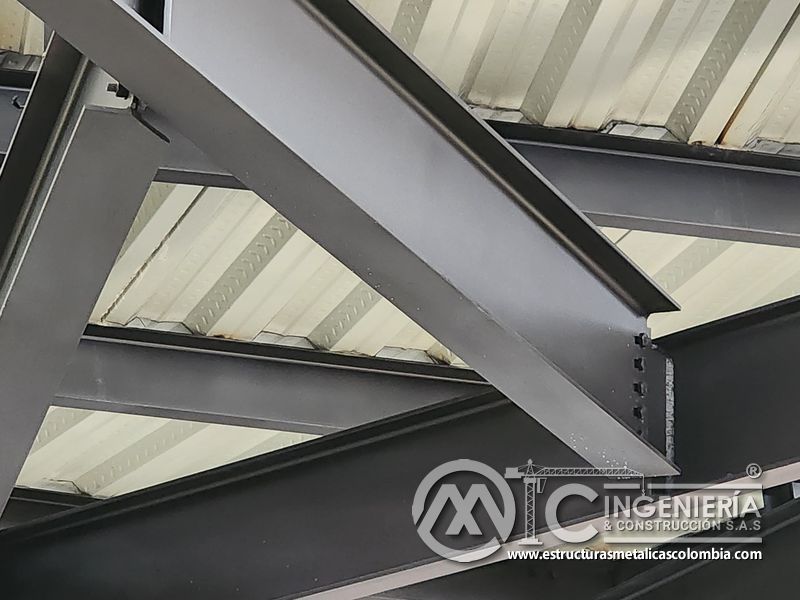 Barandas amarillas de seguridad para rampas de parqueadero en Bogotá, Colombia. Montajes, Ingeniería y Construcción MIC SAS.