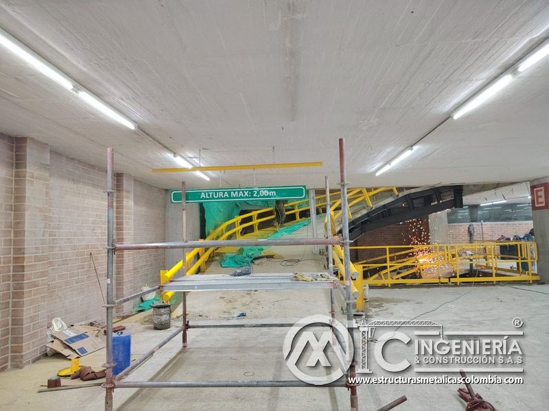 Barandas amarillas de seguridad para rampas de parqueadero en Bogotá, Colombia. Montajes, Ingeniería y Construcción MIC SAS.
