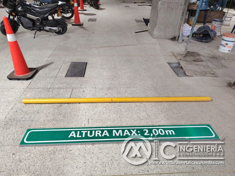 Barandas amarillas de seguridad para rampas de parqueadero en Bogotá, Colombia. Montajes, Ingeniería y Construcción MIC SAS.
