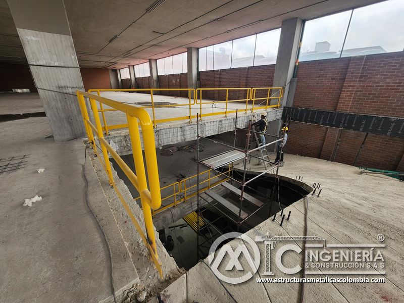 Barandas amarillas de seguridad para rampas de parqueadero seguridad en Bogotá, Colombia. Montajes, Ingeniería y Construcción MIC SAS.