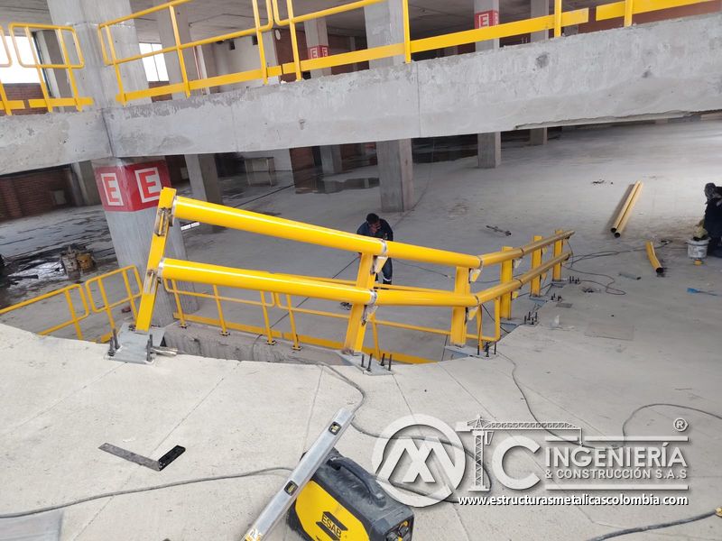 Barandas amarillas de seguridad para rampas de parqueadero seguridad en Bogotá, Colombia. Montajes, Ingeniería y Construcción MIC SAS.