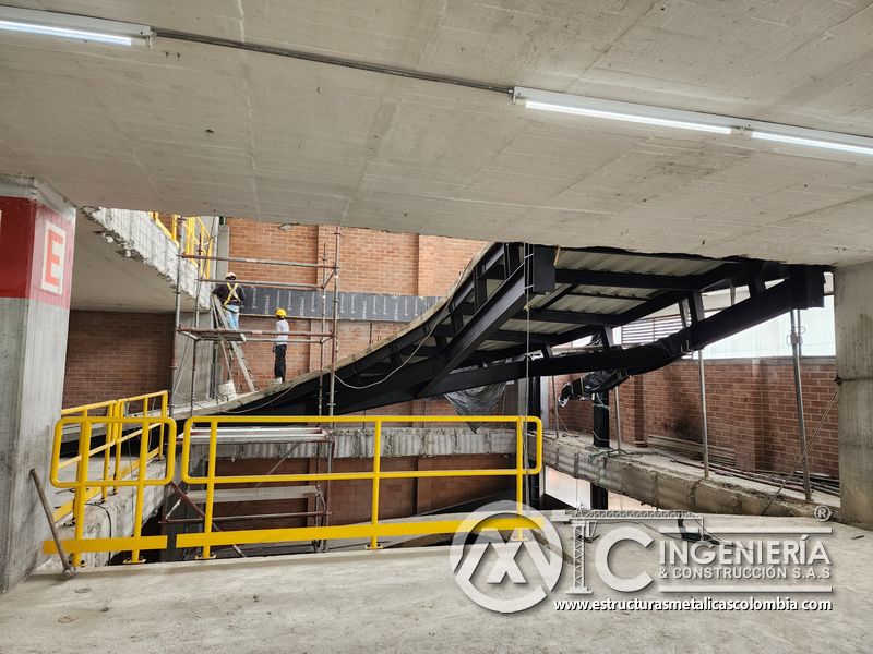 Instalación de barandas metálicas para rampas vehiculares edificio en Bogotá, Colombia. Montajes, Ingeniería y Construcción MIC SAS.