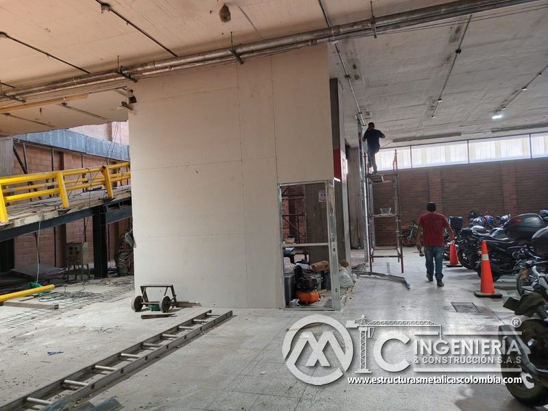 Instalación de barandas metálicas para rampas vehiculares edificio en Bogotá, Colombia. Montajes, Ingeniería y Construcción MIC SAS.