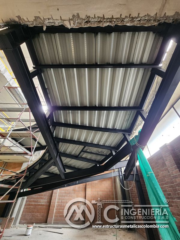Instalación de barandas metálicas para rampas vehiculares estructura en Bogotá, Colombia. Montajes, Ingeniería y Construcción MIC SAS.