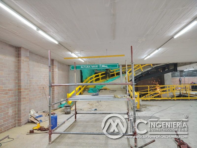 Instalación de barandas metálicas para rampas vehiculares estructura en Bogotá, Colombia. Montajes, Ingeniería y Construcción MIC SAS.