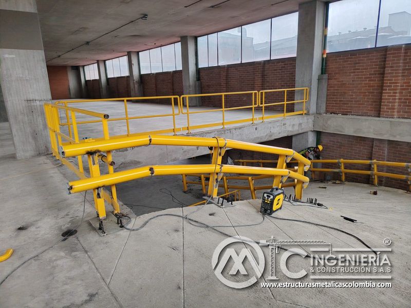 Instalación de barandas metálicas para rampas vehiculares estructura en Bogotá, Colombia. Montajes, Ingeniería y Construcción MIC SAS.