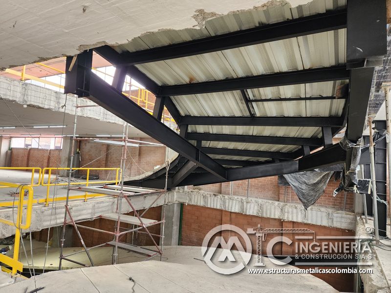 Instalación de barandas metálicas para rampas vehiculares metálica en Bogotá, Colombia. Montajes, Ingeniería y Construcción MIC SAS.