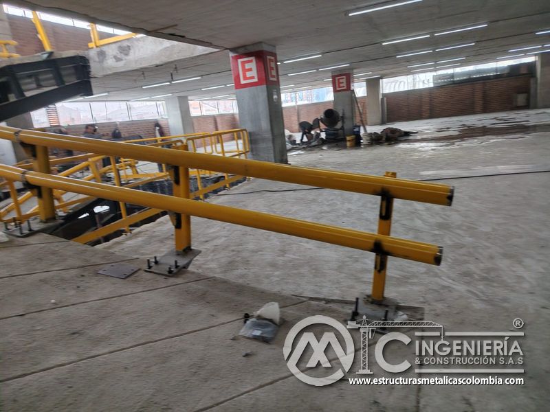 Instalación de barandas metálicas para rampas vehiculares obra civil en Bogotá, Colombia. Montajes, Ingeniería y Construcción MIC SAS.