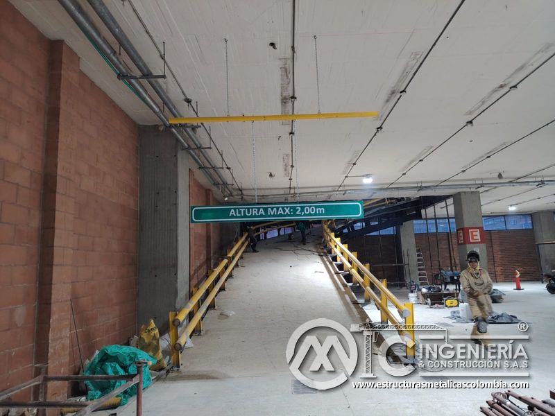 Instalación de barandas metálicas para rampas vehiculares obra civil en Bogotá, Colombia. Montajes, Ingeniería y Construcción MIC SAS.