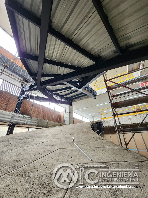 Instalación de barandas metálicas para rampas vehiculares en Bogotá, Colombia. Montajes, Ingeniería y Construcción MIC SAS.