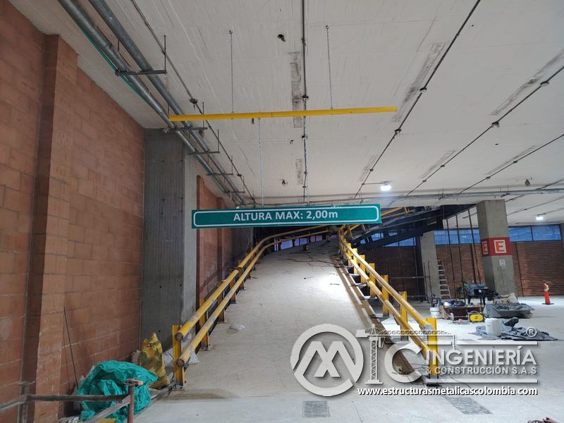 Instalación de barandas metálicas para rampas vehiculares en Bogotá, Colombia. Montajes, Ingeniería y Construcción MIC SAS.