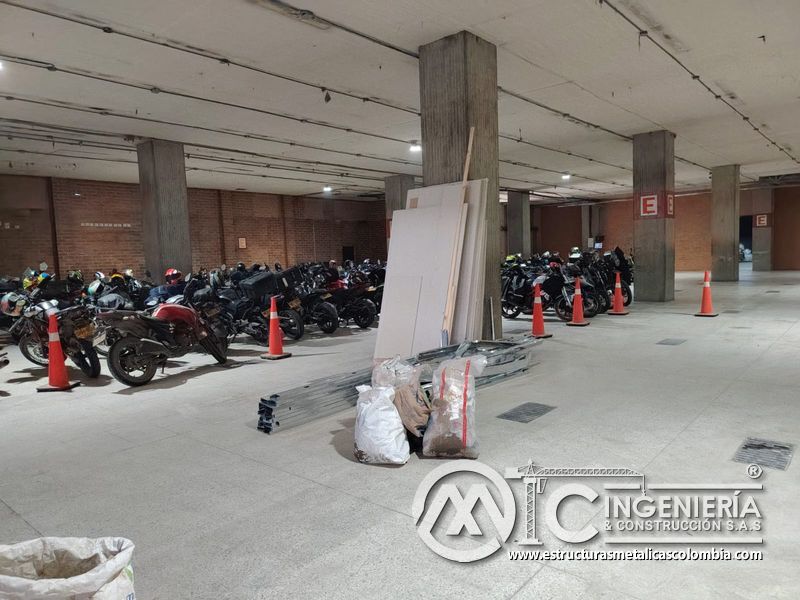 Instalación de barandas metálicas para rampas vehiculares en Bogotá, Colombia. Montajes, Ingeniería y Construcción MIC SAS.
