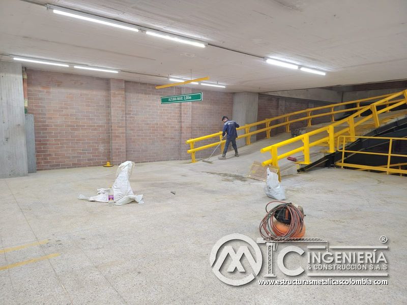 Limpieza y retoques finales en rampas de parqueadero edificio seguridad en Bogotá, Colombia. Montajes, Ingeniería y Construcción MIC SAS.