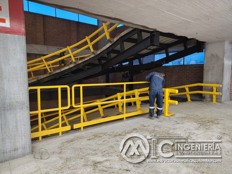 Limpieza y retoques finales en rampas de parqueadero edificio seguridad en Bogotá, Colombia. Montajes, Ingeniería y Construcción MIC SAS.