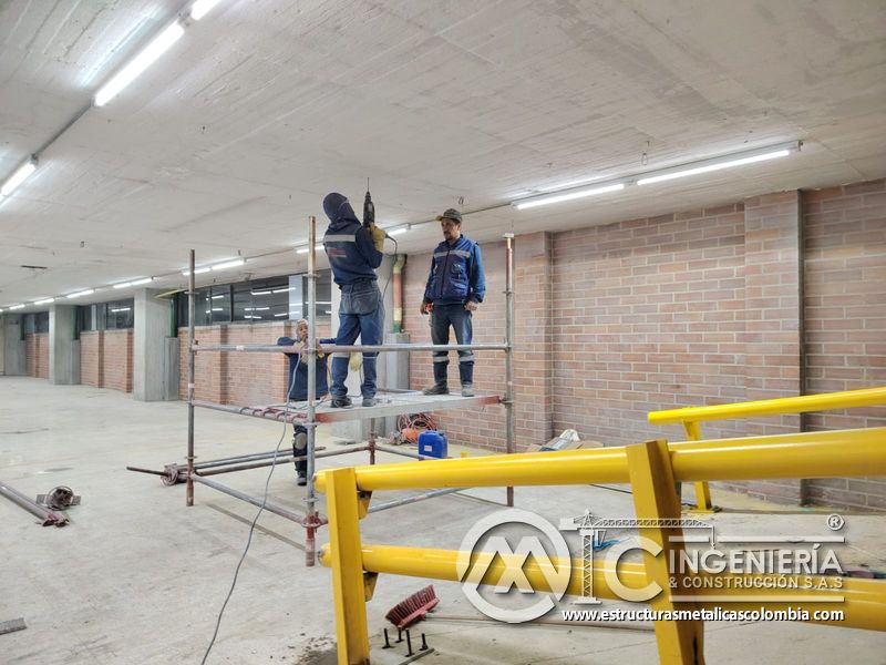 Limpieza y retoques finales en rampas de parqueadero estructura acceso en Bogotá, Colombia. Montajes, Ingeniería y Construcción MIC SAS.