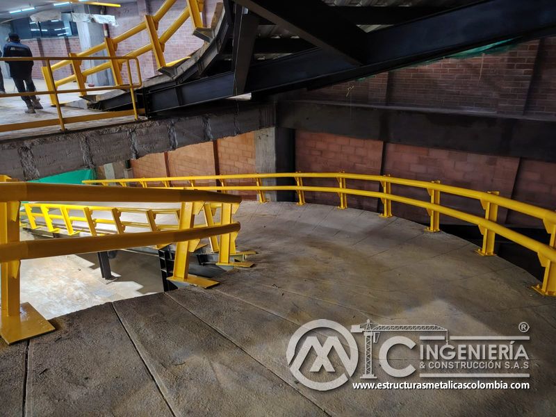 Limpieza y retoques finales en rampas de parqueadero estructura acceso en Bogotá, Colombia. Montajes, Ingeniería y Construcción MIC SAS.