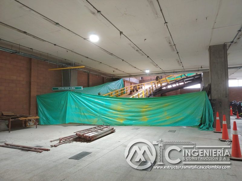 Limpieza y retoques finales en rampas de parqueadero estructura acceso en Bogotá, Colombia. Montajes, Ingeniería y Construcción MIC SAS.
