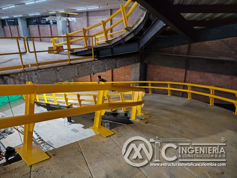Limpieza y retoques finales en rampas de parqueadero metálica acceso en Bogotá, Colombia. Montajes, Ingeniería y Construcción MIC SAS.