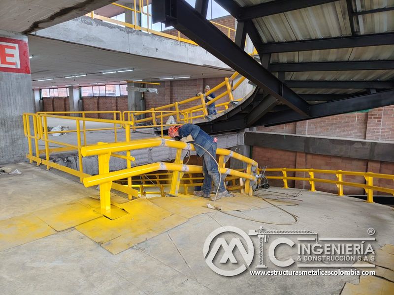 Limpieza y retoques finales en rampas de parqueadero metálica acceso en Bogotá, Colombia. Montajes, Ingeniería y Construcción MIC SAS.