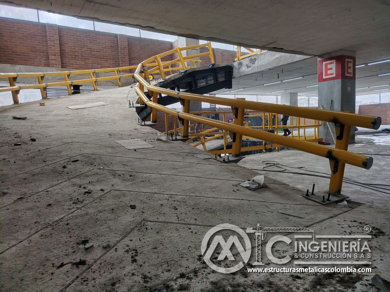 Limpieza y retoques finales en rampas de parqueadero obra civil acceso en Bogotá, Colombia. Montajes, Ingeniería y Construcción MIC SAS.