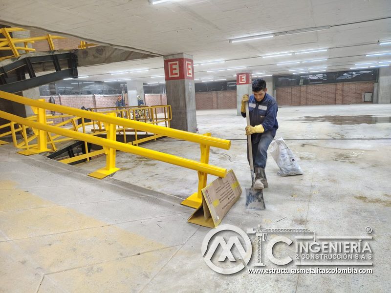 Limpieza y retoques finales en rampas de parqueadero obra civil acceso en Bogotá, Colombia. Montajes, Ingeniería y Construcción MIC SAS.