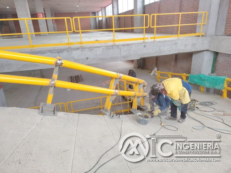 Limpieza y retoques finales en rampas de parqueadero obra civil acceso en Bogotá, Colombia. Montajes, Ingeniería y Construcción MIC SAS.