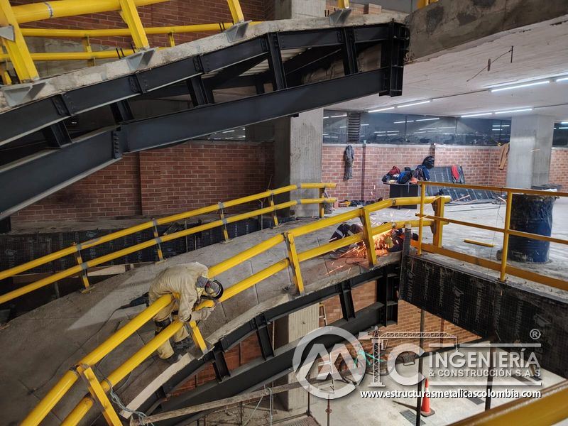 Limpieza y retoques finales en rampas de parqueadero vehicular edificio en Bogotá, Colombia. Montajes, Ingeniería y Construcción MIC SAS.