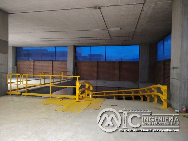Limpieza y retoques finales en rampas de parqueadero vehicular edificio en Bogotá, Colombia. Montajes, Ingeniería y Construcción MIC SAS.