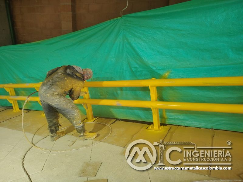 Limpieza y retoques finales en rampas de parqueadero vehicular edificio en Bogotá, Colombia. Montajes, Ingeniería y Construcción MIC SAS.