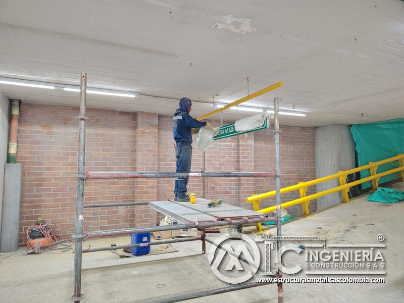 Pasamanos y protección lateral para rampas vehiculares edificio acceso en Bogotá, Colombia. Montajes, Ingeniería y Construcción MIC SAS.