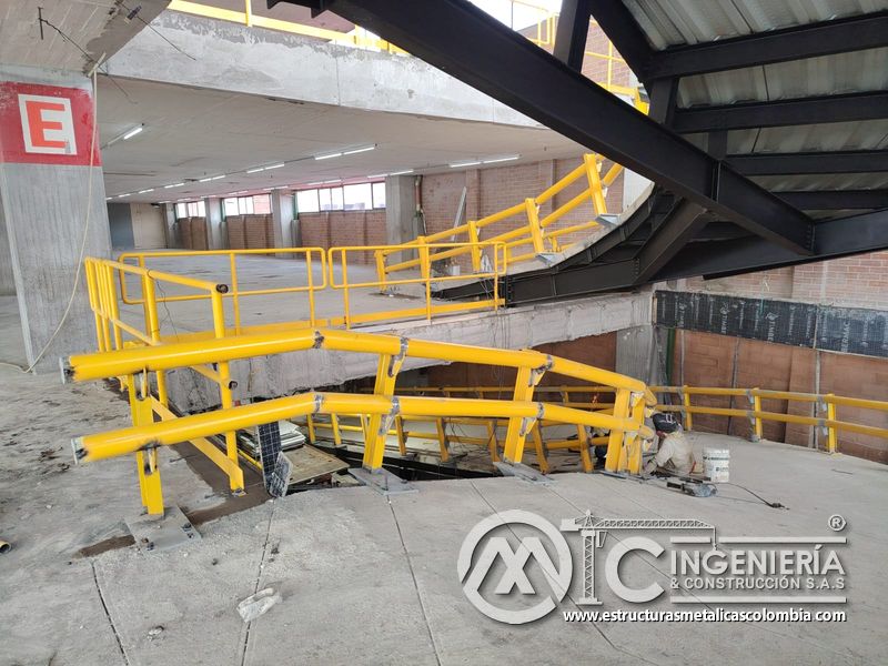Pasamanos y protección lateral para rampas vehiculares edificio acceso en Bogotá, Colombia. Montajes, Ingeniería y Construcción MIC SAS.