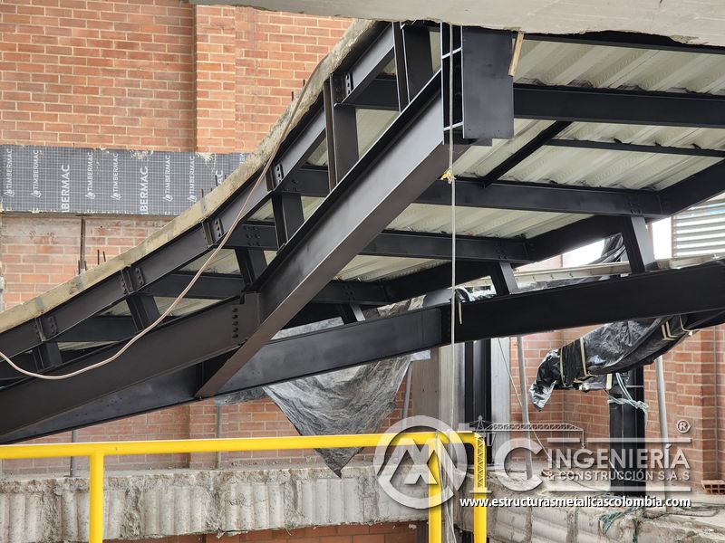 Pasamanos y protección lateral para rampas vehiculares estructura en Bogotá, Colombia. Montajes, Ingeniería y Construcción MIC SAS.