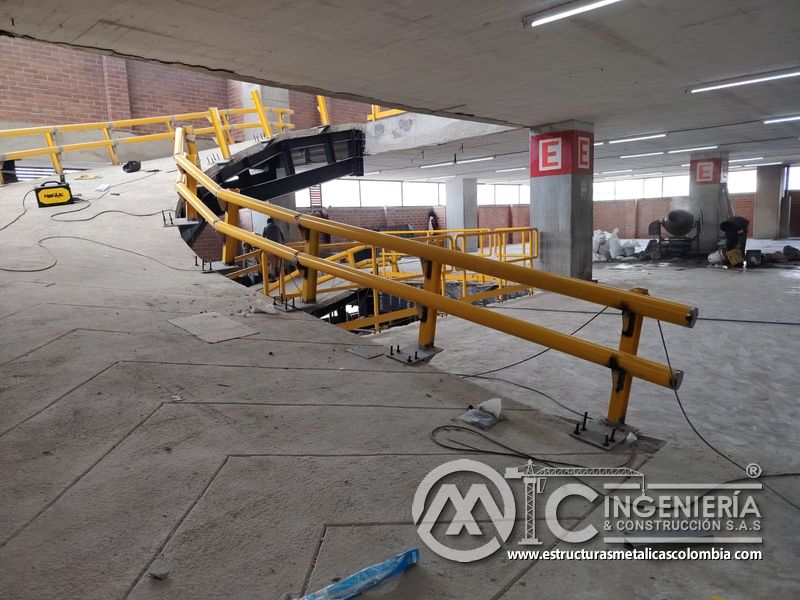 Pasamanos y protección lateral para rampas vehiculares estructura en Bogotá, Colombia. Montajes, Ingeniería y Construcción MIC SAS.