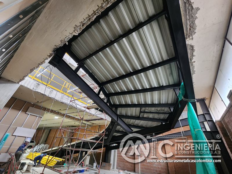 Pasamanos y protección lateral para rampas vehiculares metálica acceso en Bogotá, Colombia. Montajes, Ingeniería y Construcción MIC SAS.