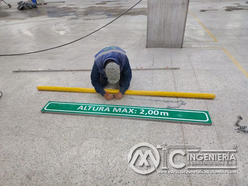 Pasamanos y protección lateral para rampas vehiculares metálica acceso en Bogotá, Colombia. Montajes, Ingeniería y Construcción MIC SAS.