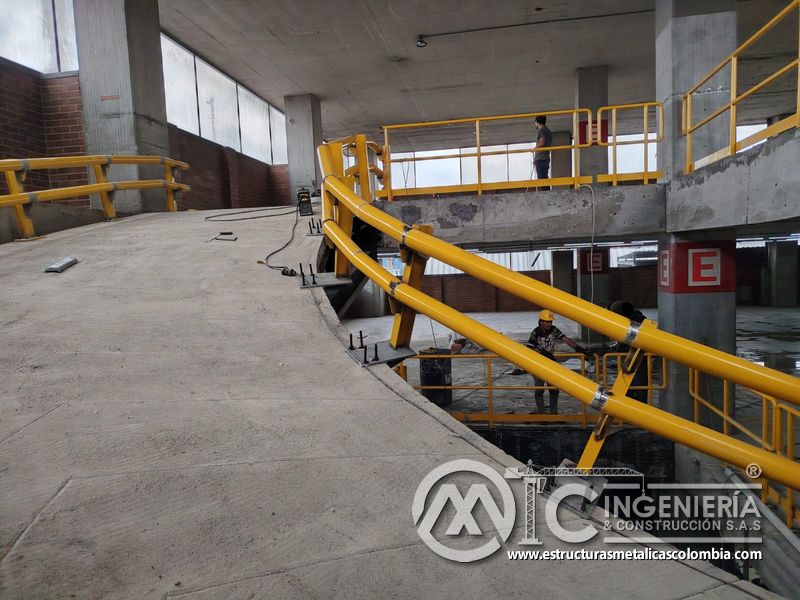 Pasamanos y protección lateral para rampas vehiculares metálica acceso en Bogotá, Colombia. Montajes, Ingeniería y Construcción MIC SAS.