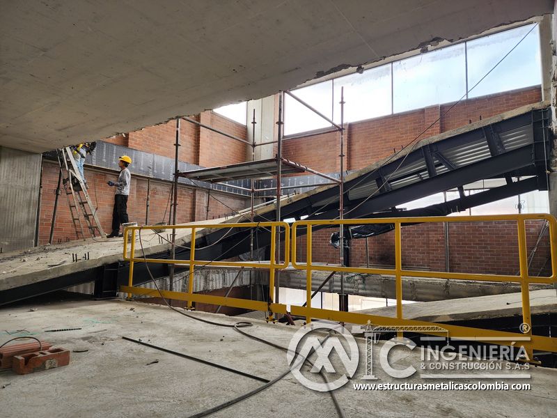 Pasamanos y protección lateral para rampas vehiculares obra civil en Bogotá, Colombia. Montajes, Ingeniería y Construcción MIC SAS.