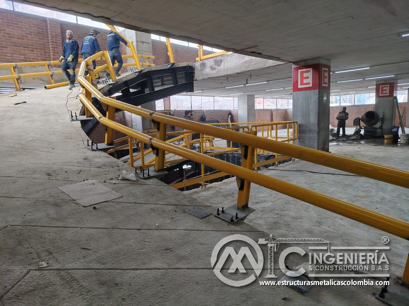 Pasamanos y protección lateral para rampas vehiculares obra civil en Bogotá, Colombia. Montajes, Ingeniería y Construcción MIC SAS.