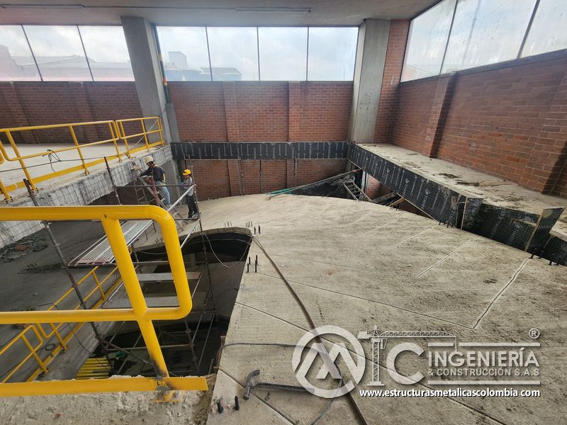Pasamanos y protección lateral para rampas vehiculares acceso en Bogotá, Colombia. Montajes, Ingeniería y Construcción MIC SAS.