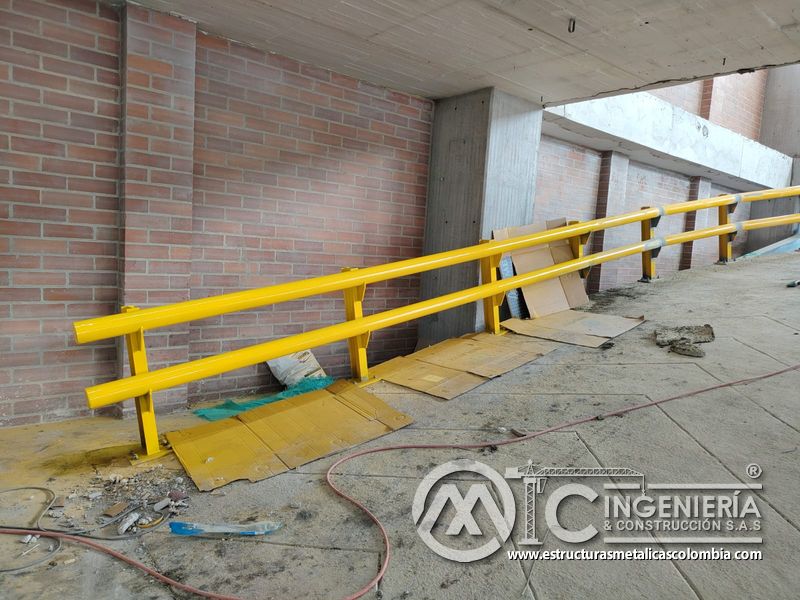 Pasamanos y protección lateral para rampas vehiculares acceso en Bogotá, Colombia. Montajes, Ingeniería y Construcción MIC SAS.