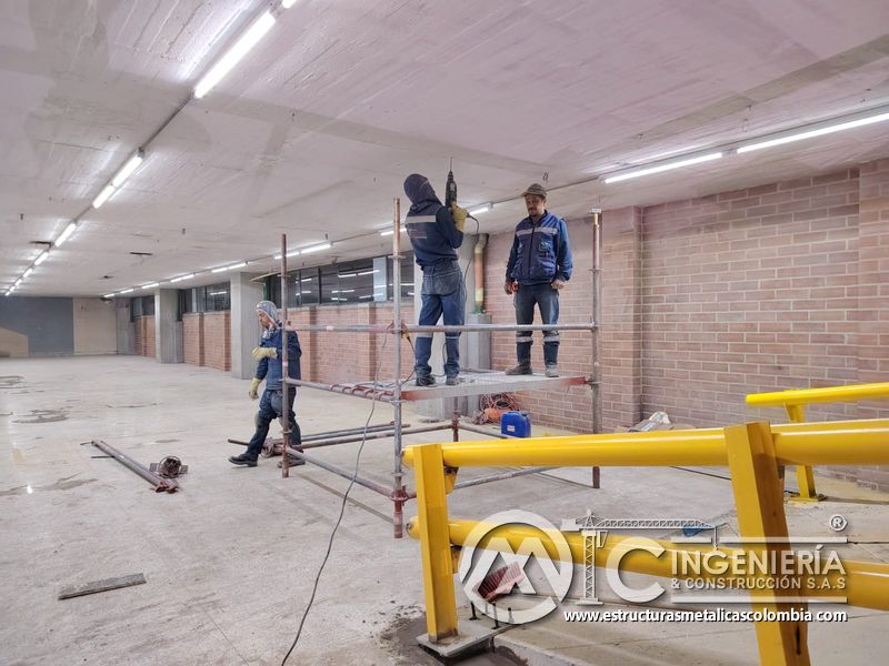 Pintura de barandas y señalización para rampas vehiculares acceso en Bogotá, Colombia. Montajes, Ingeniería y Construcción MIC SAS.