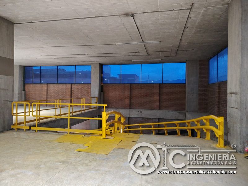Pintura de barandas y señalización para rampas vehiculares acceso en Bogotá, Colombia. Montajes, Ingeniería y Construcción MIC SAS.
