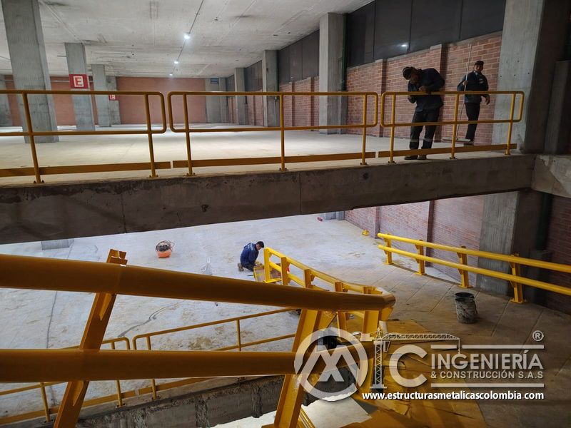 Pintura de barandas y señalización para rampas vehiculares comercial en Bogotá, Colombia. Montajes, Ingeniería y Construcción MIC SAS.