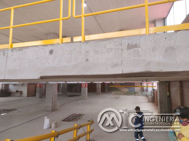 Pintura de barandas y señalización para rampas vehiculares comercial en Bogotá, Colombia. Montajes, Ingeniería y Construcción MIC SAS.
