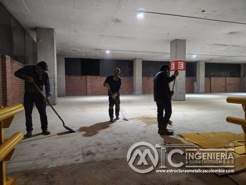 Pintura de barandas y señalización para rampas vehiculares concreto en Bogotá, Colombia. Montajes, Ingeniería y Construcción MIC SAS.