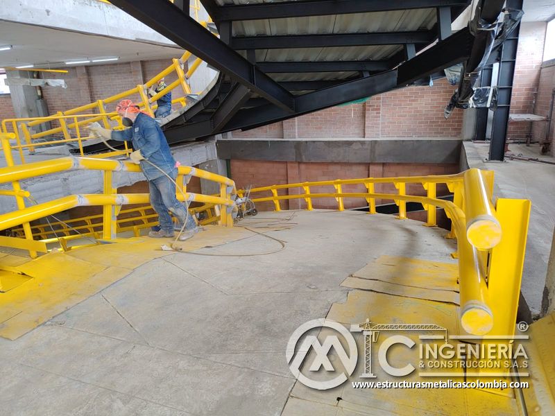 Pintura de barandas y señalización para rampas vehiculares concreto en Bogotá, Colombia. Montajes, Ingeniería y Construcción MIC SAS.