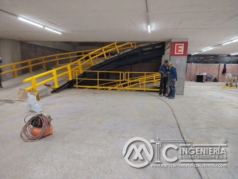 Pintura de barandas y señalización para rampas vehiculares parqueadero en Bogotá, Colombia. Montajes, Ingeniería y Construcción MIC SAS.