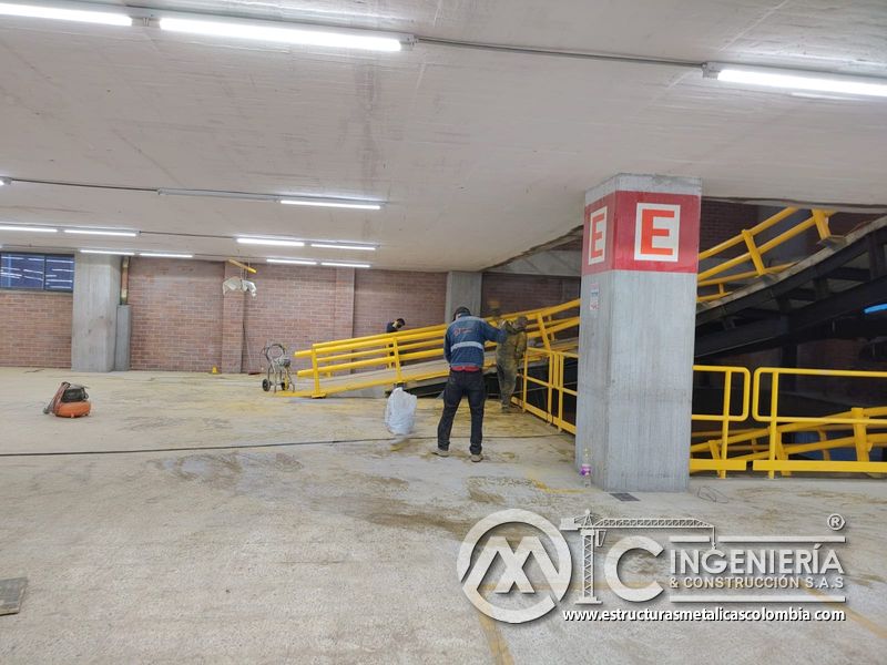 Pintura de barandas y señalización para rampas vehiculares parqueadero en Bogotá, Colombia. Montajes, Ingeniería y Construcción MIC SAS.
